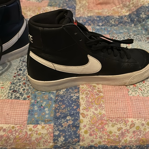Nike black and white high tops. Size 5.5 Youth - Picture 4 of 6